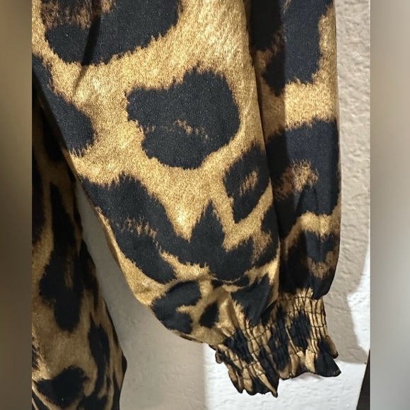 Off the shoulders Animal Print 3/4 sleeve on blouse size small - Picture 3 of 4